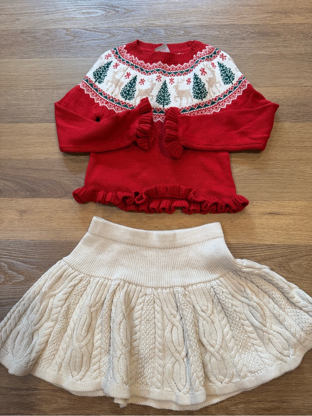 Tahari 2pc. Sweater skirt set sz 5